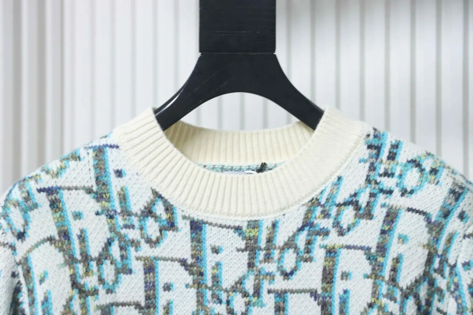 Klassischer Pullover mit Monogramm-Jacquardmuster und Rundhalsausschnitt – Bild 3