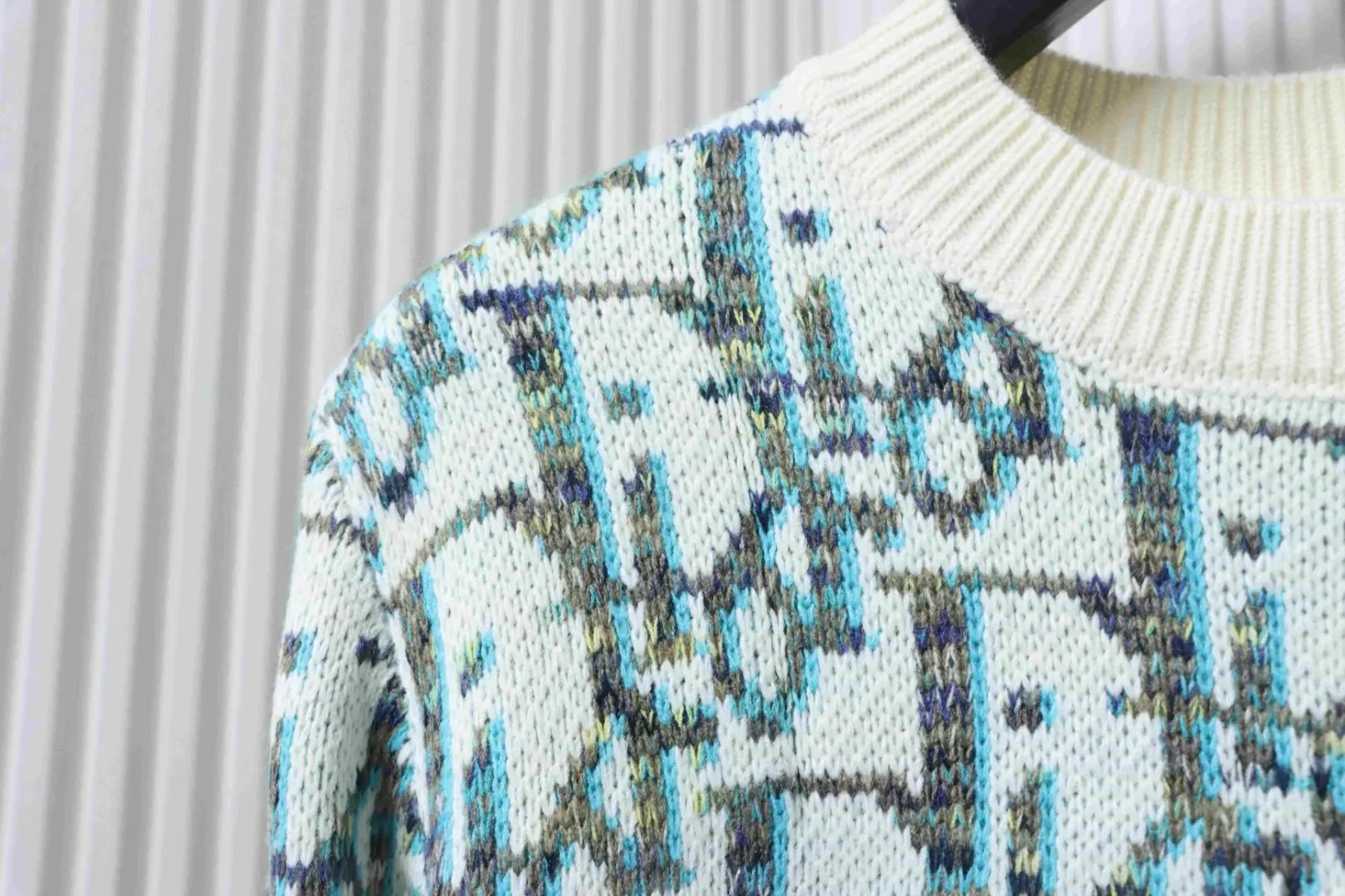 Klassischer Pullover mit Monogramm-Jacquardmuster und Rundhalsausschnitt – Bild 5