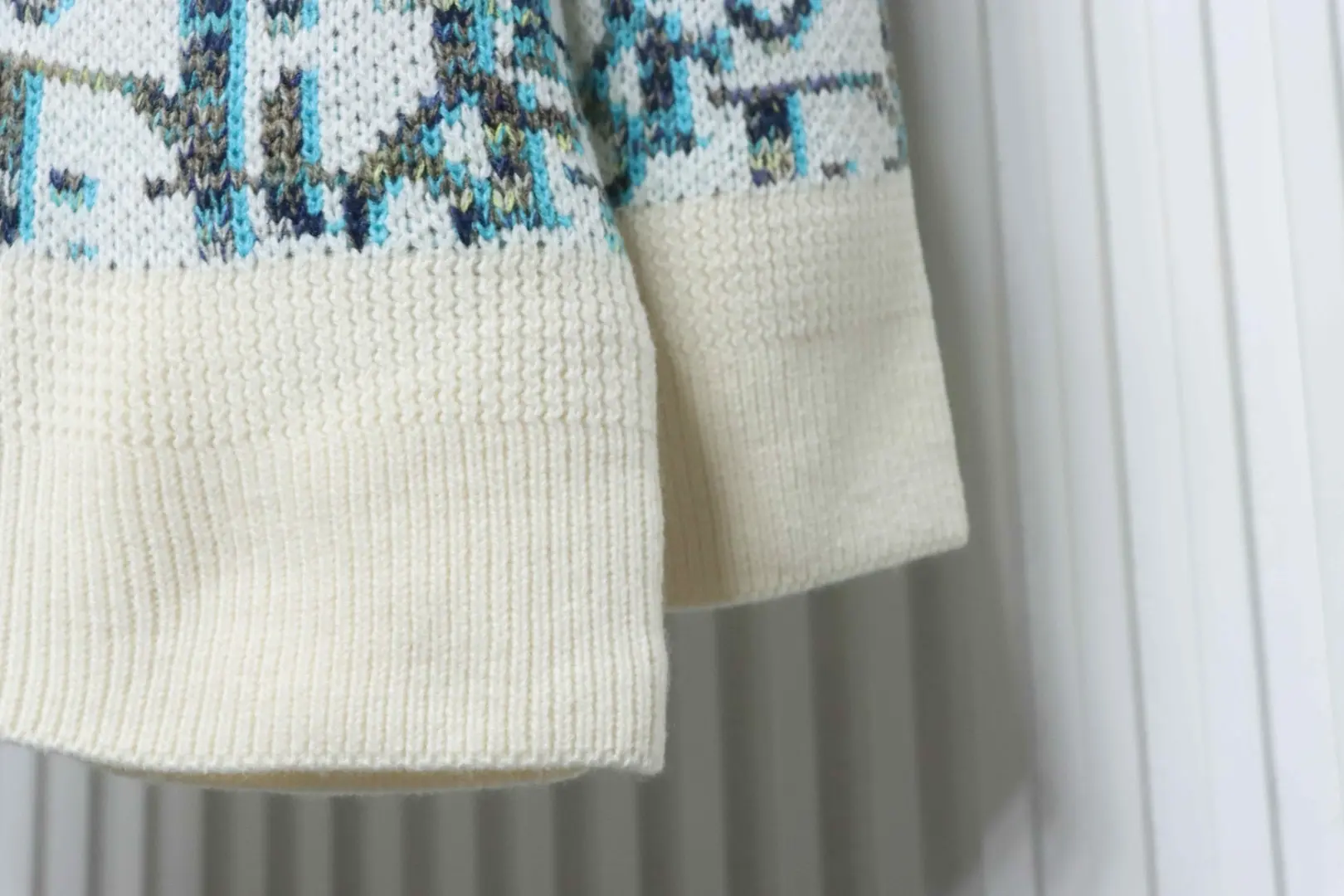 Klassischer Pullover mit Monogramm-Jacquardmuster und Rundhalsausschnitt – Bild 6