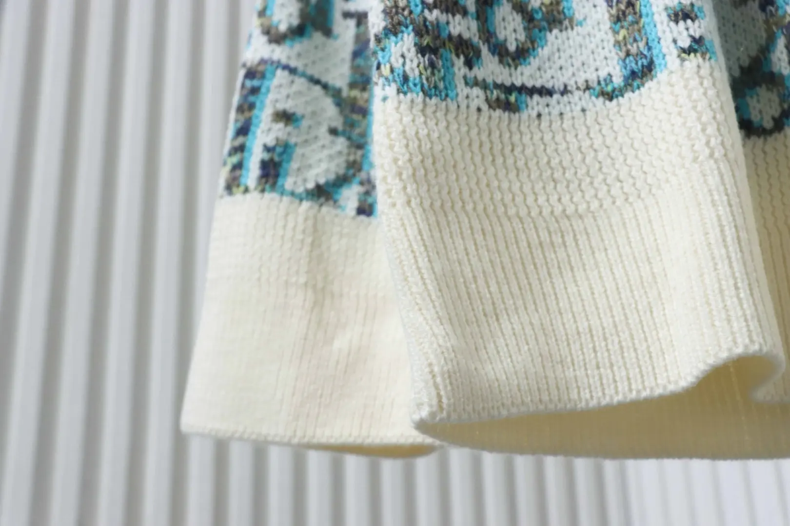 Klassischer Pullover mit Monogramm-Jacquardmuster und Rundhalsausschnitt – Bild 7