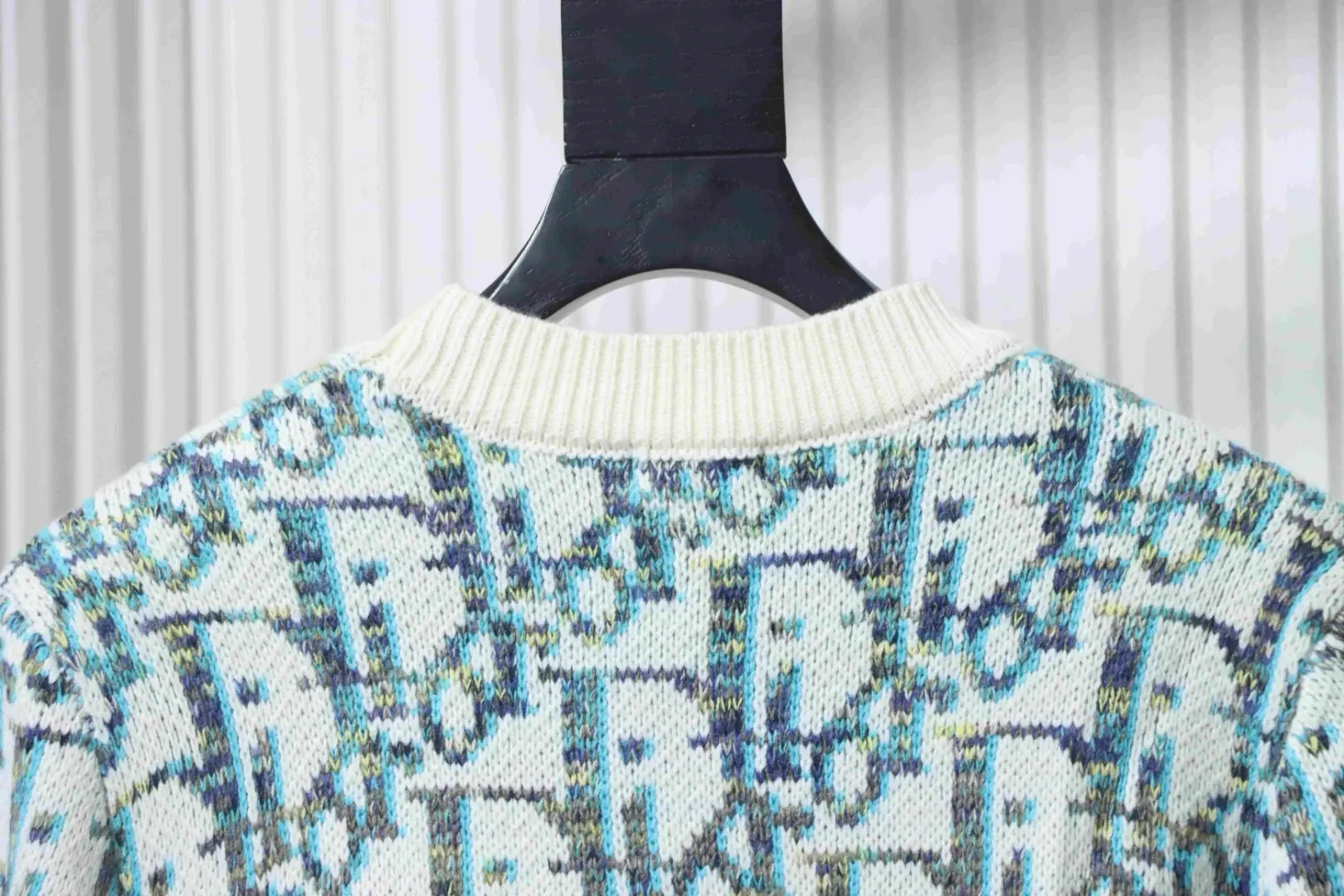 Klassischer Pullover mit Monogramm-Jacquardmuster und Rundhalsausschnitt – Bild 4