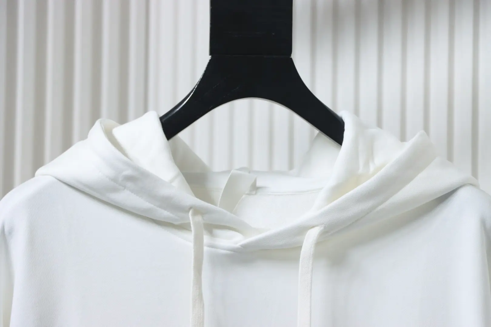 Klassischer lila Kapuzenpullover mit Schwert-, Sanskrit-Hand- und Kreuzaufdruck – Bild 3