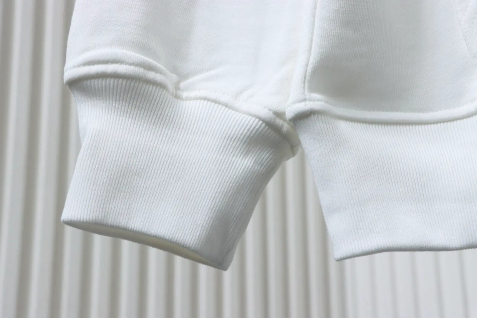 Klassischer lila Kapuzenpullover mit Schwert-, Sanskrit-Hand- und Kreuzaufdruck – Bild 6