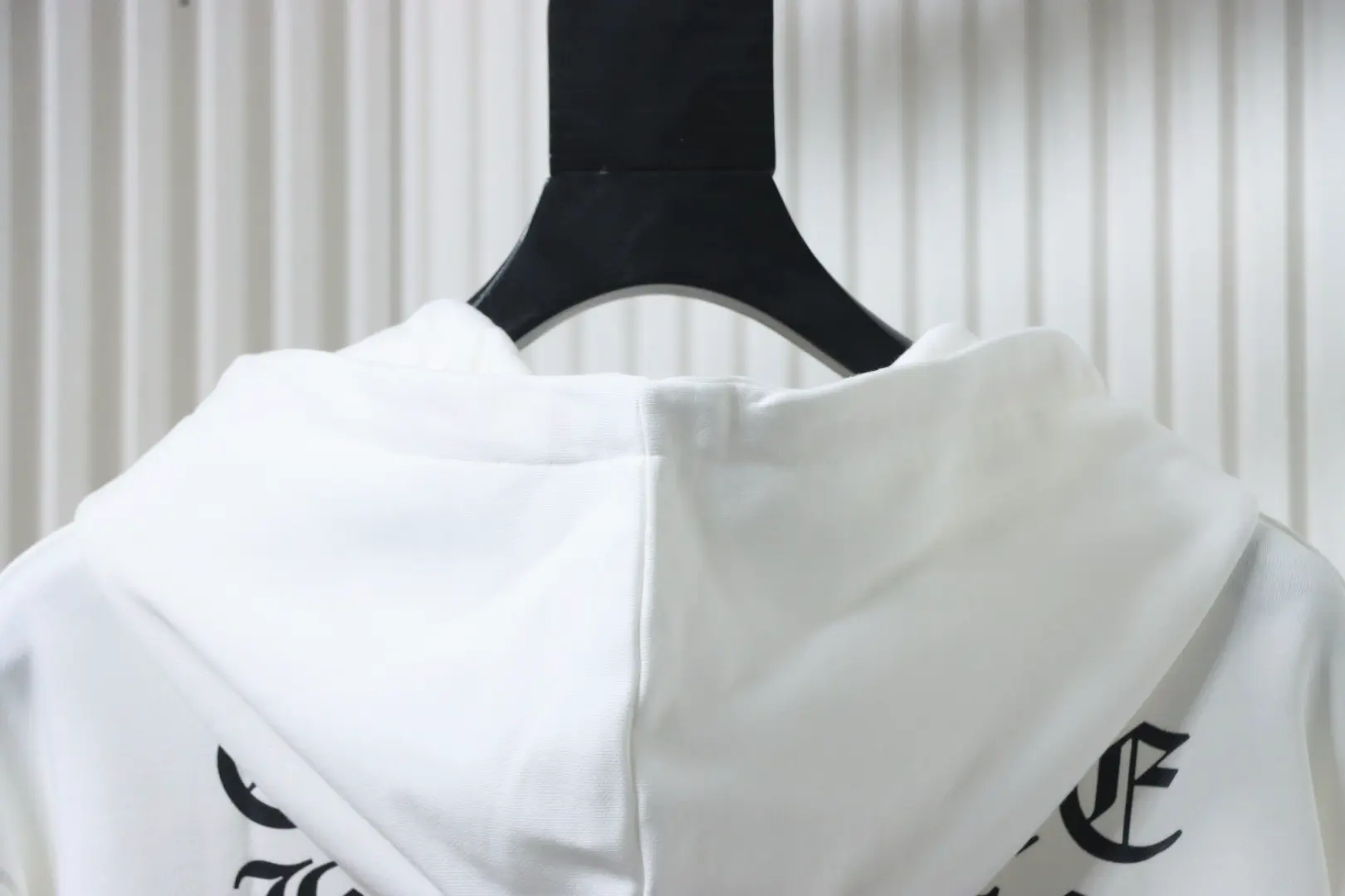 Klassischer lila Kapuzenpullover mit Schwert-, Sanskrit-Hand- und Kreuzaufdruck – Bild 4