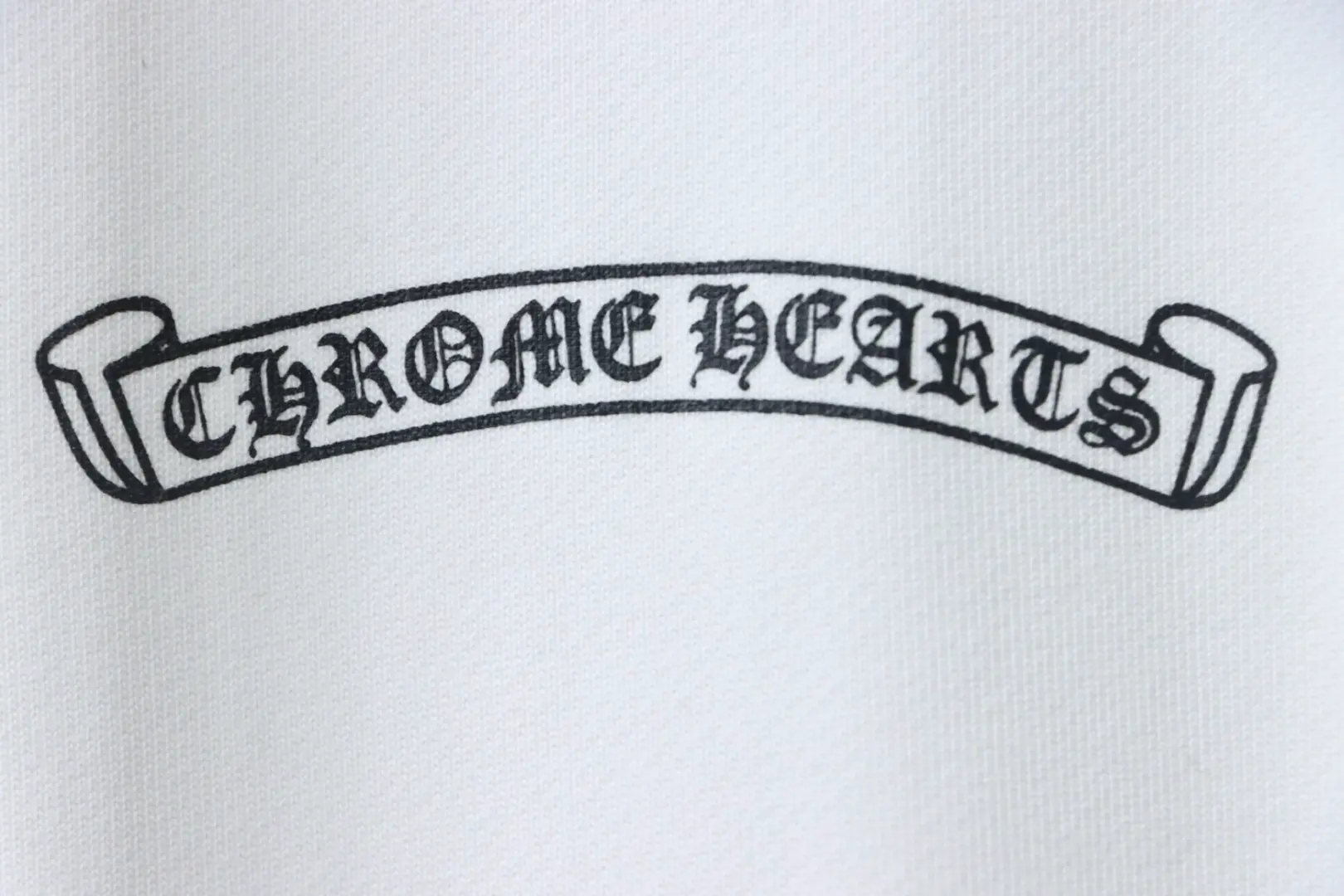 Klassischer lila Kapuzenpullover mit Schwert-, Sanskrit-Hand- und Kreuzaufdruck – Bild 7