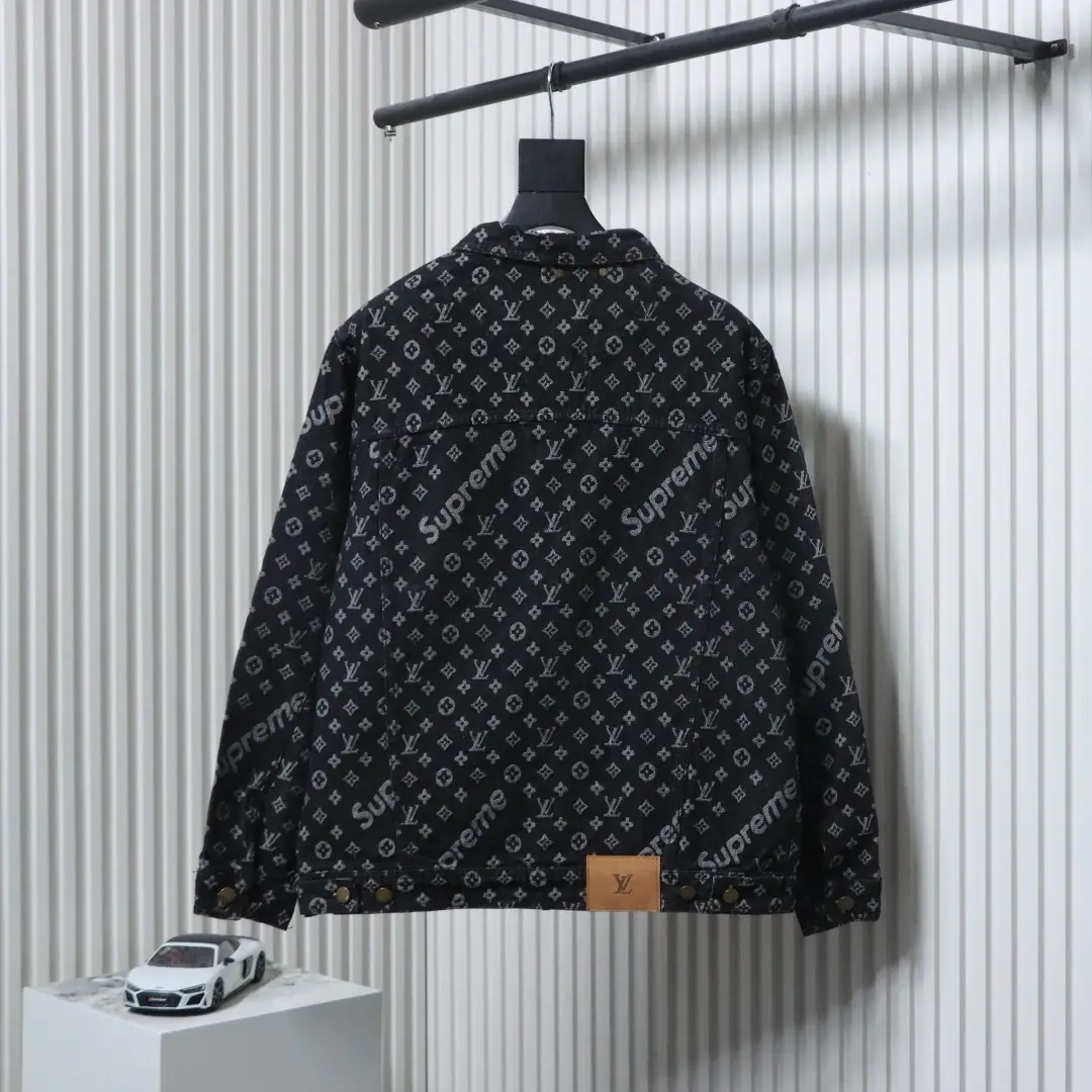 LU & Sup.1 Jeansjacke mit Allover-Print – Bild 2