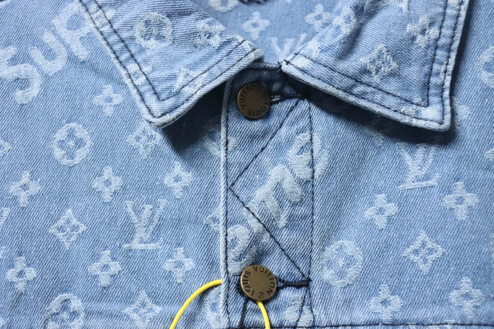 LU & Sup.1 Jeansjacke mit Allover-Print – Bild 7