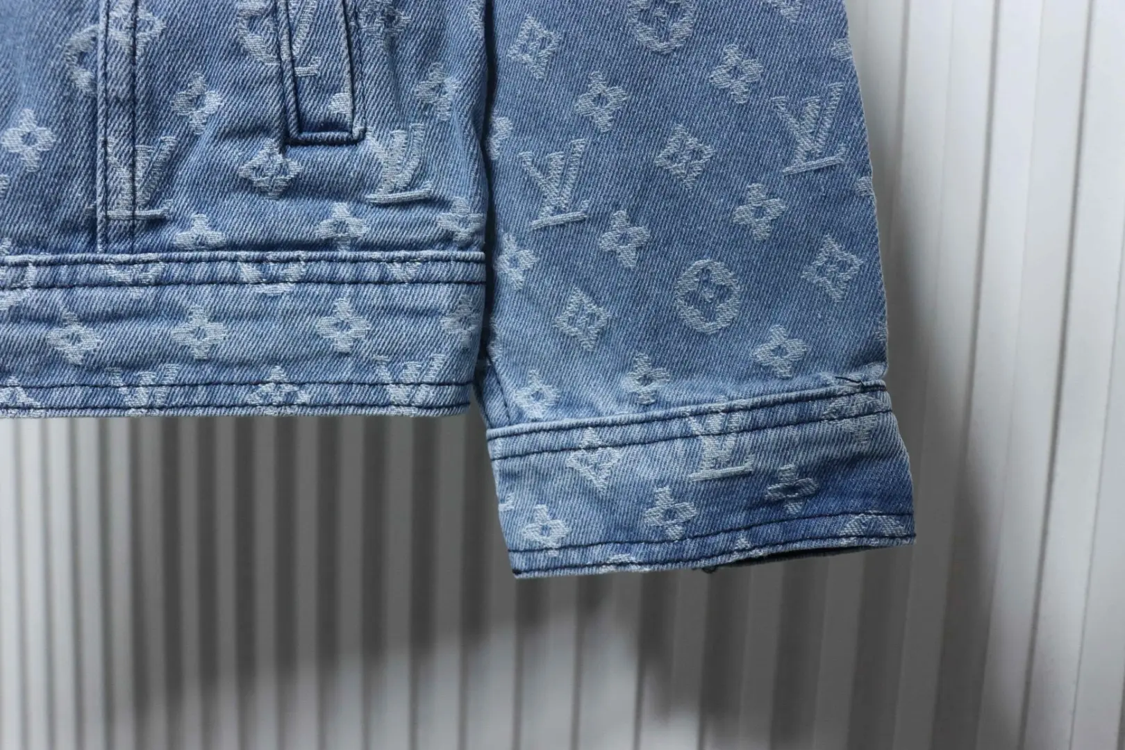 LU & Sup.1 Jeansjacke mit Allover-Print – Bild 8