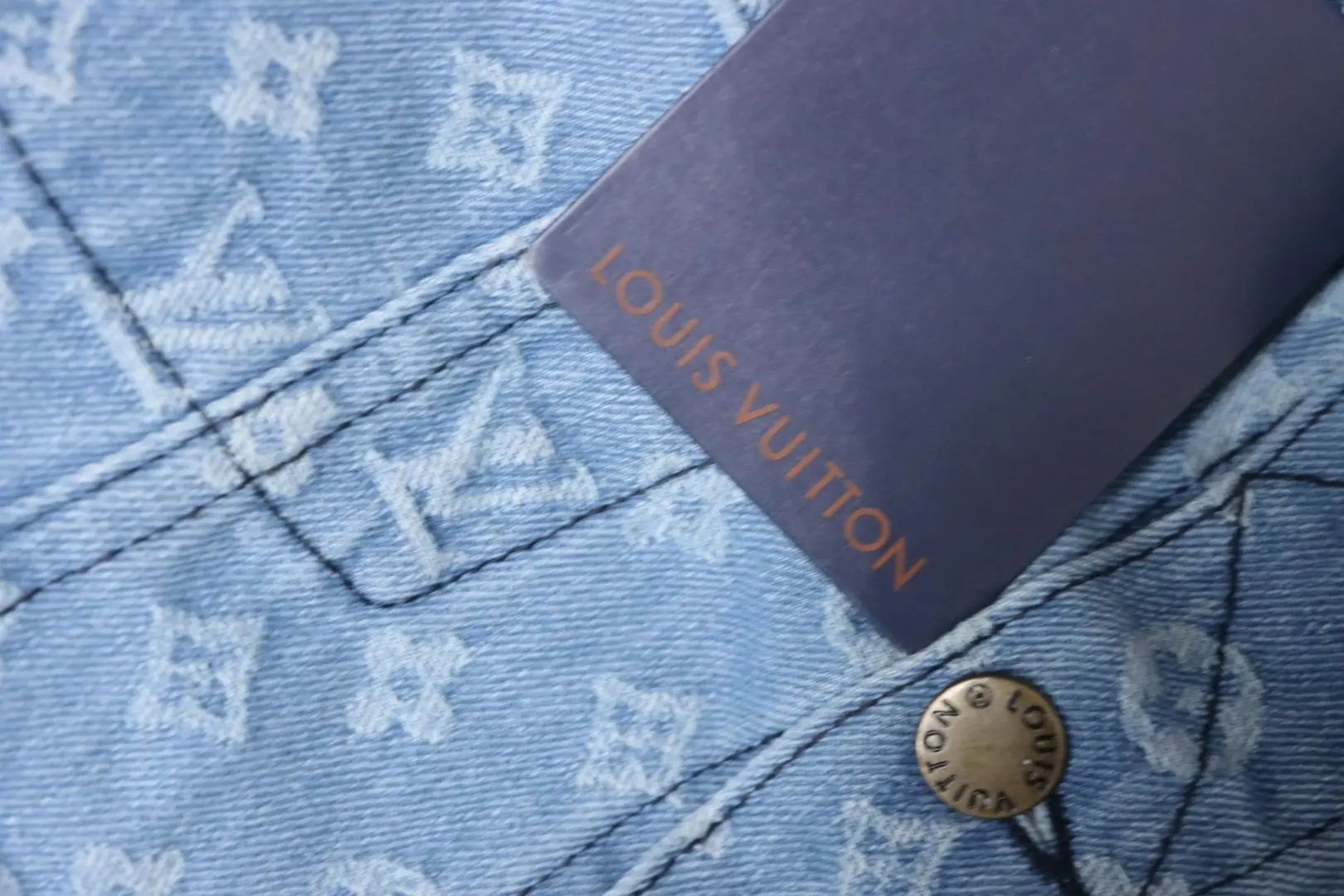 LU & Sup.1 Jeansjacke mit Allover-Print – Bild 11