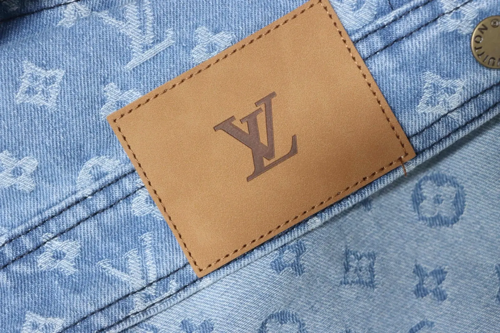 LU & Sup.1 Jeansjacke mit Allover-Print – Bild 10