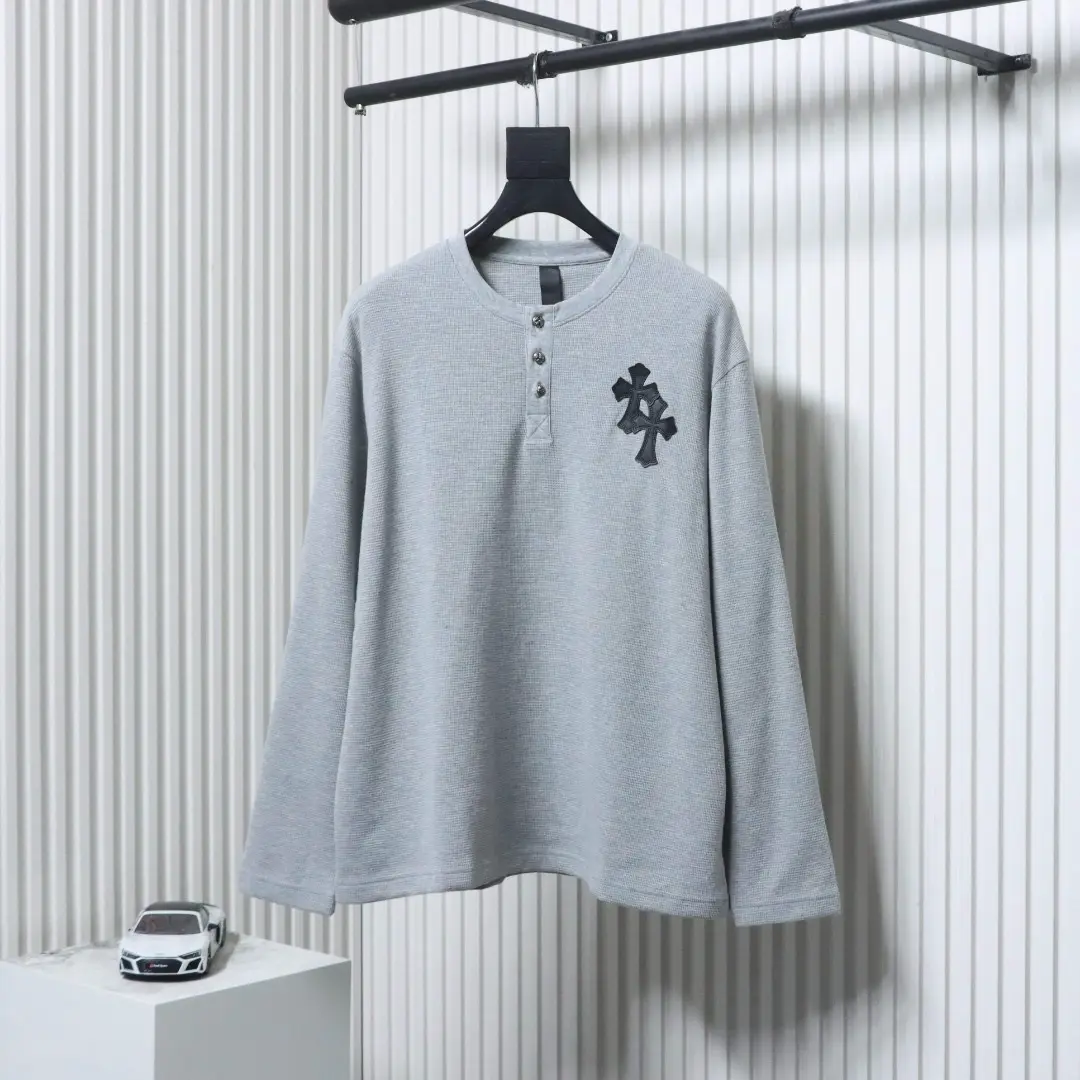 Langarmhemd aus Leder mit Waffelstruktur und Kreuzmuster