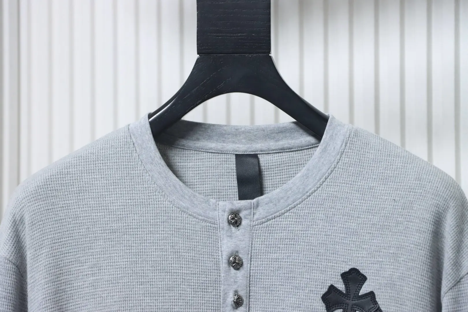 Langarmhemd aus Leder mit Waffelstruktur und Kreuzmuster – Bild 3