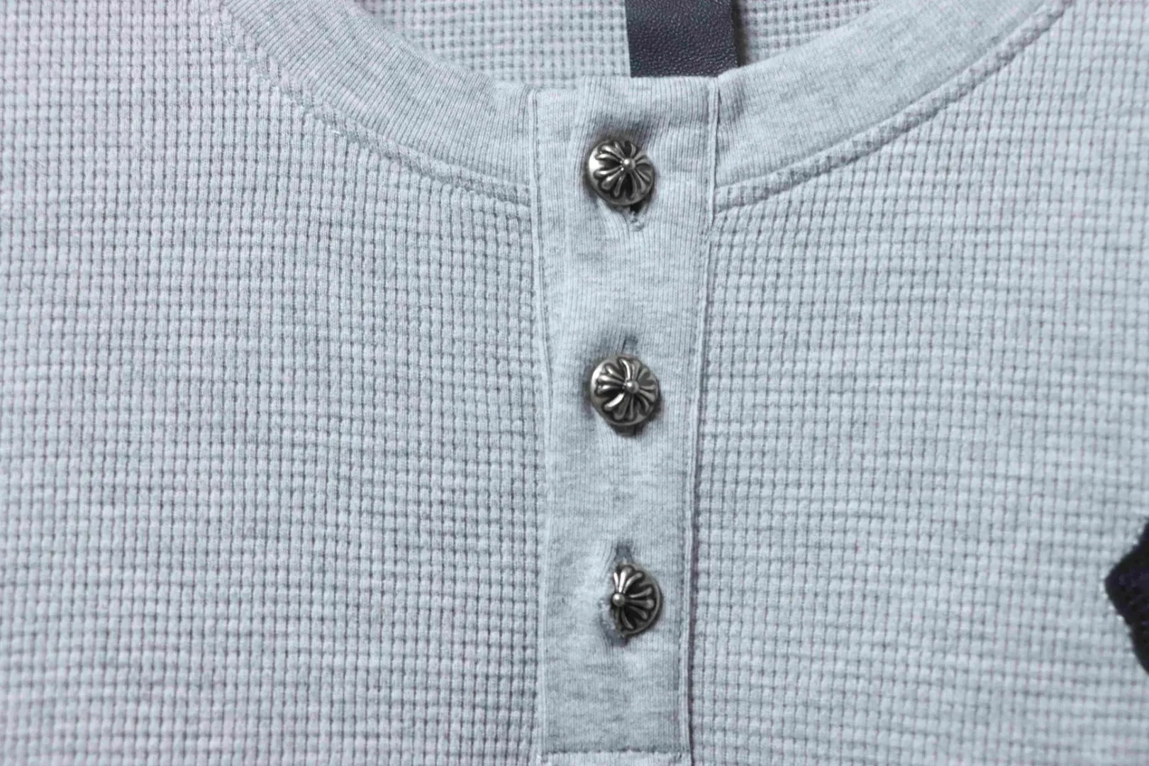 Langarmhemd aus Leder mit Waffelstruktur und Kreuzmuster – Bild 5