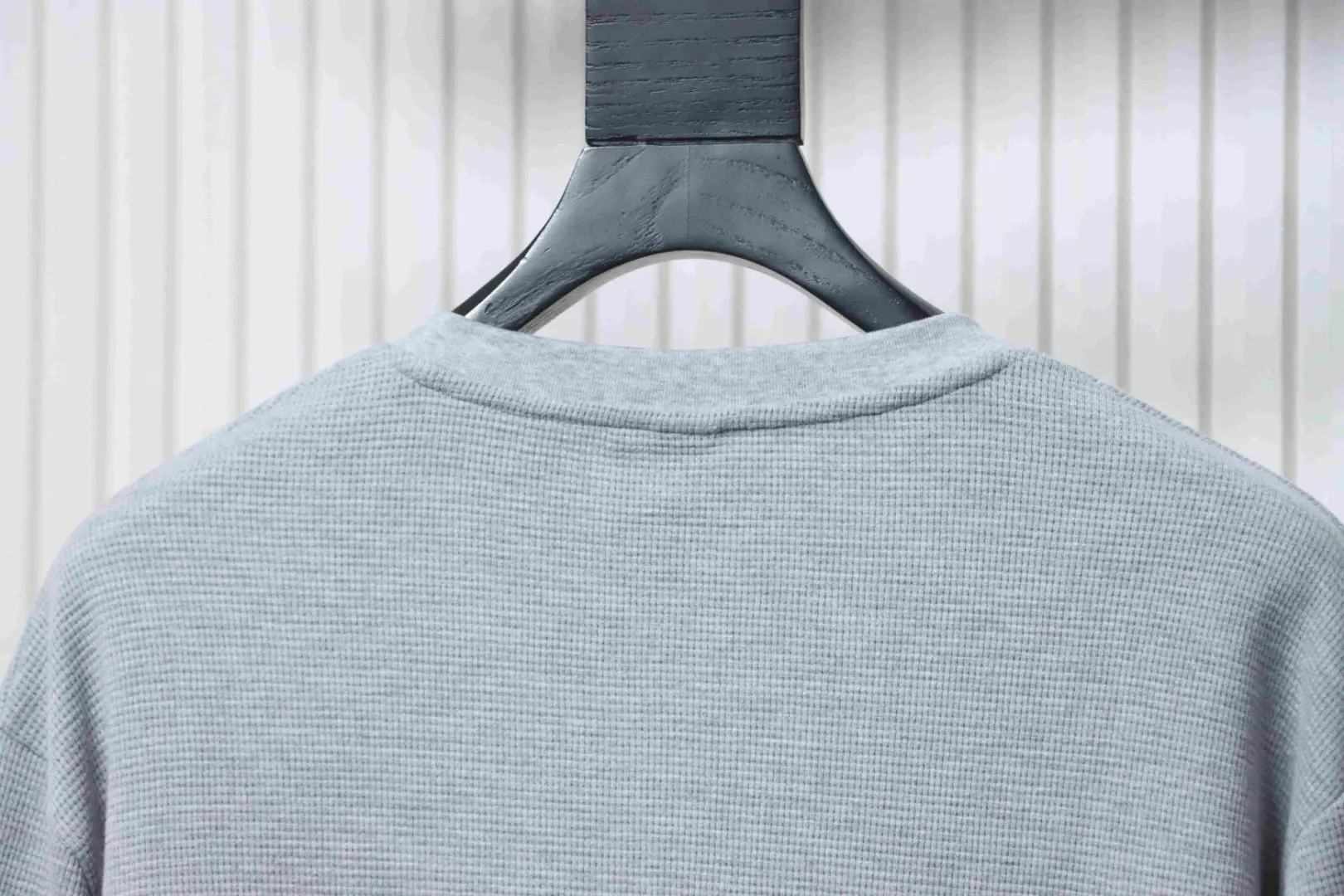 Langarmhemd aus Leder mit Waffelstruktur und Kreuzmuster – Bild 4