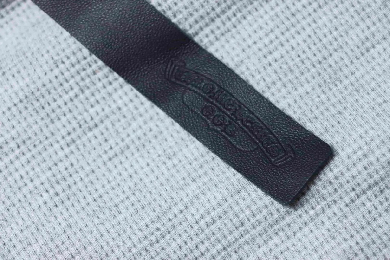 Langarmhemd aus Leder mit Waffelstruktur und Kreuzmuster – Bild 9