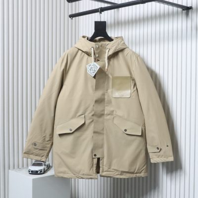 Midilange Daunenjacke mit Kapuze und Lederlabel