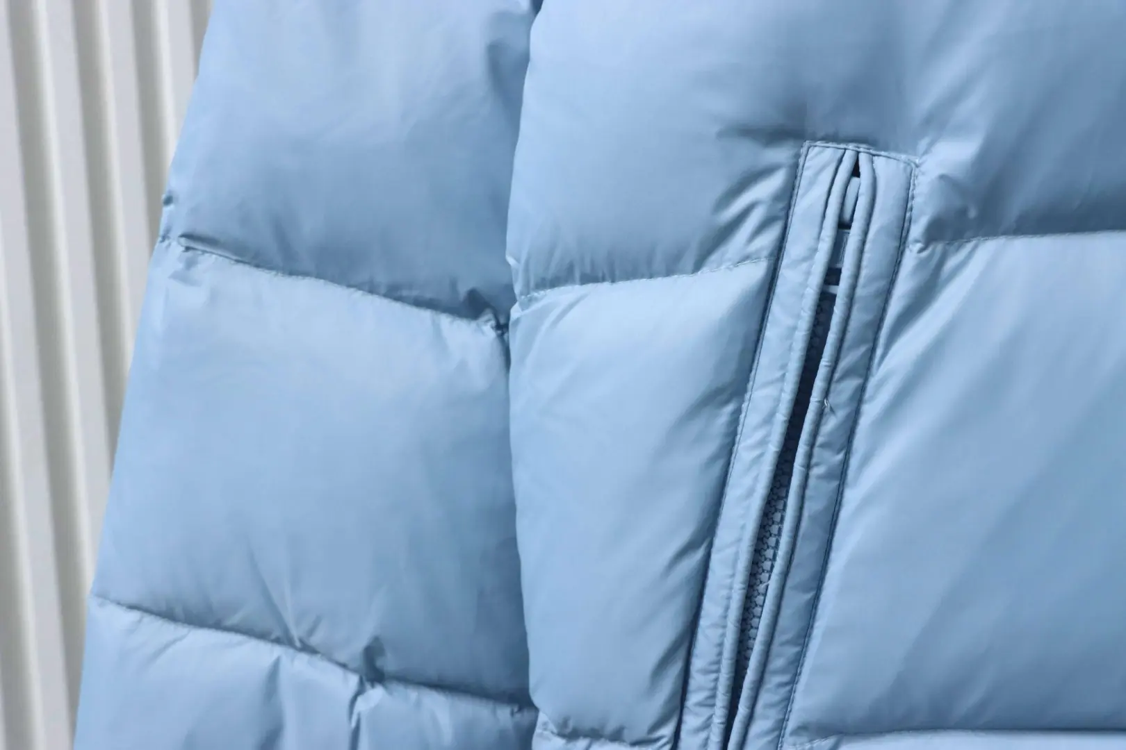 Moncler Daunenjacke mit Stehkragen und Patchwork-Details, Mikrolabel – Bild 9