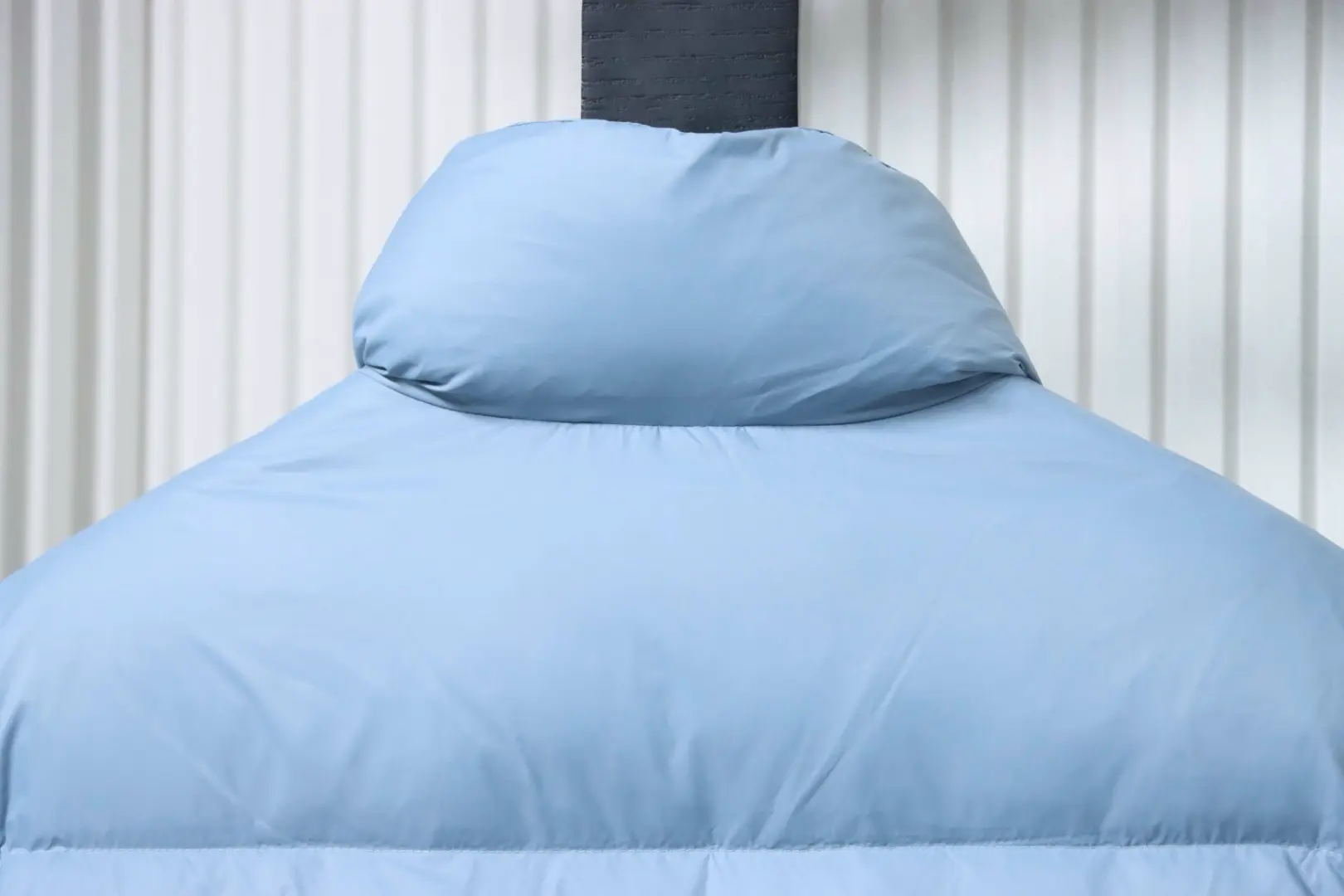 Moncler Daunenjacke mit Stehkragen und Patchwork-Details, Mikrolabel – Bild 4