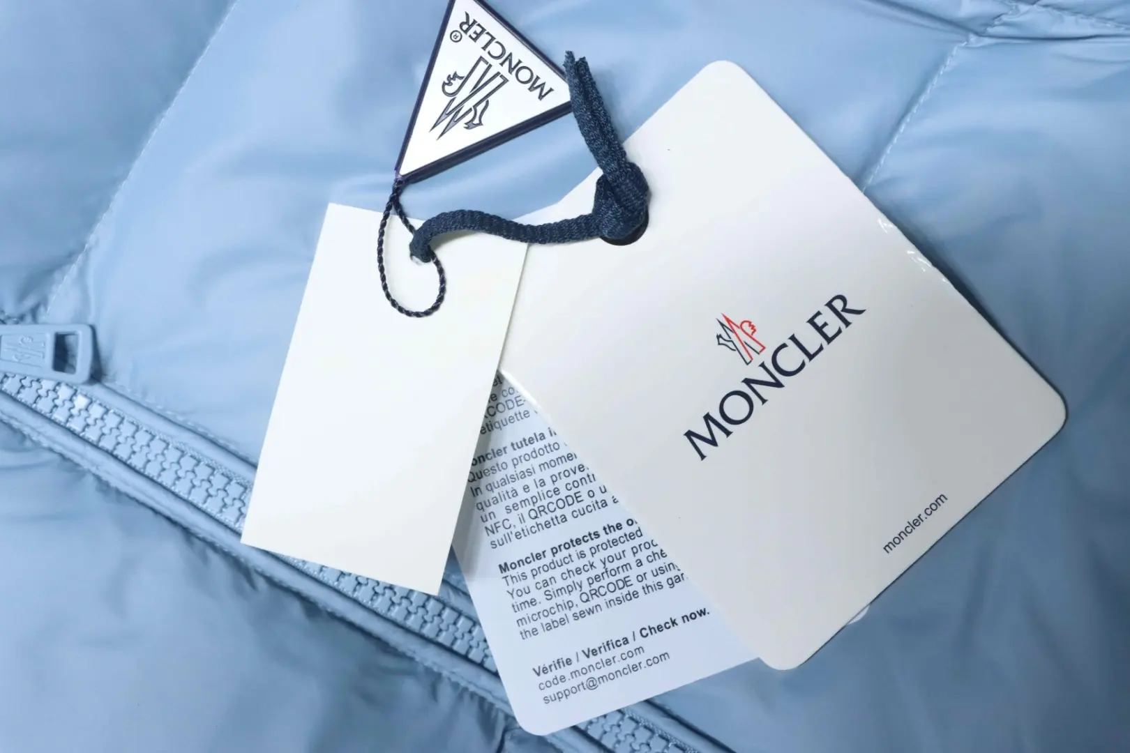 Moncler Daunenjacke mit Stehkragen und Patchwork-Details, Mikrolabel – Bild 10