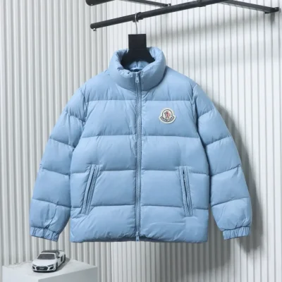Moncler Daunenjacke mit Stehkragen und Patchwork-Details, Mikrolabel