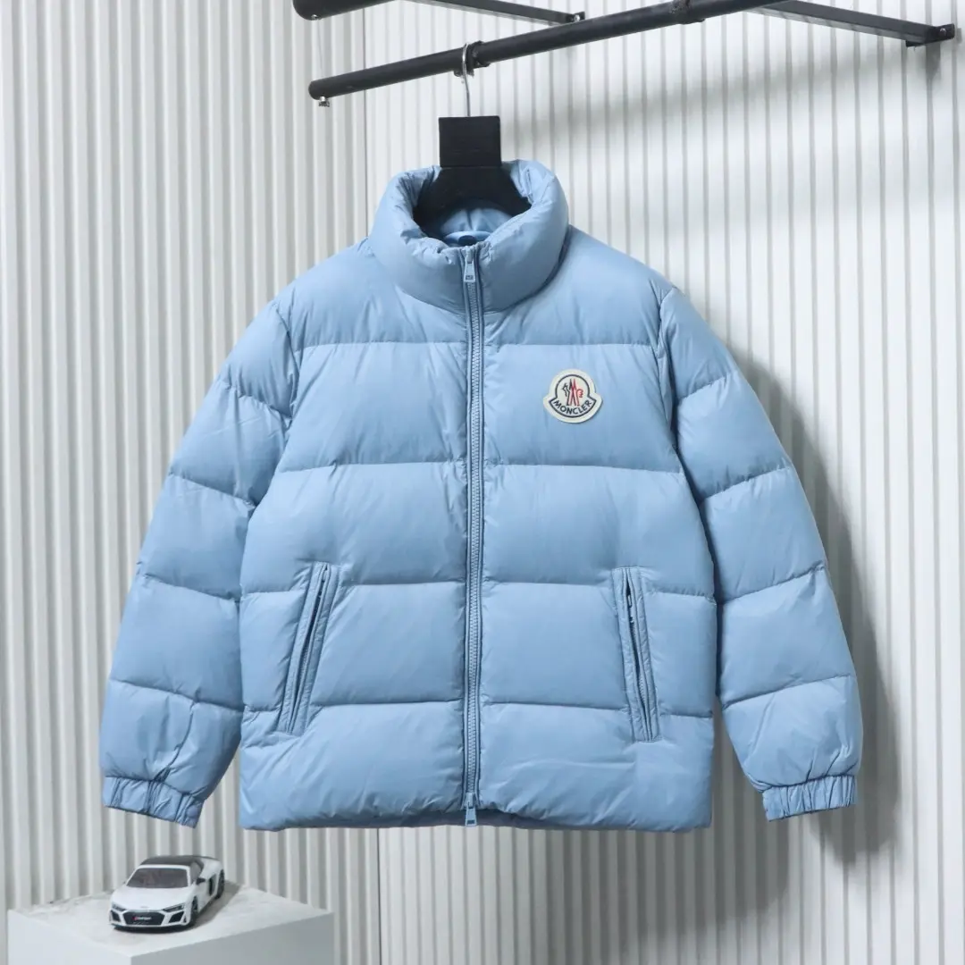 Moncler Daunenjacke mit Stehkragen und Patchwork-Details, Mikrolabel