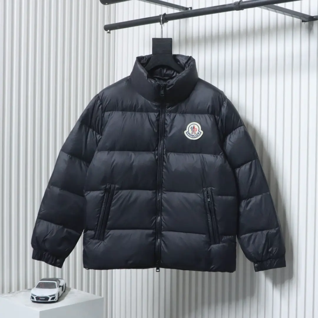 Moncler Daunenjacke mit Stehkragen und Patchwork-Details, Mikrolabel – Bild 17