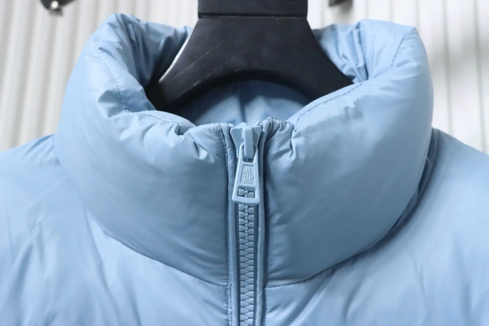 Moncler Daunenjacke mit Stehkragen und Patchwork-Details, Mikrolabel – Bild 5