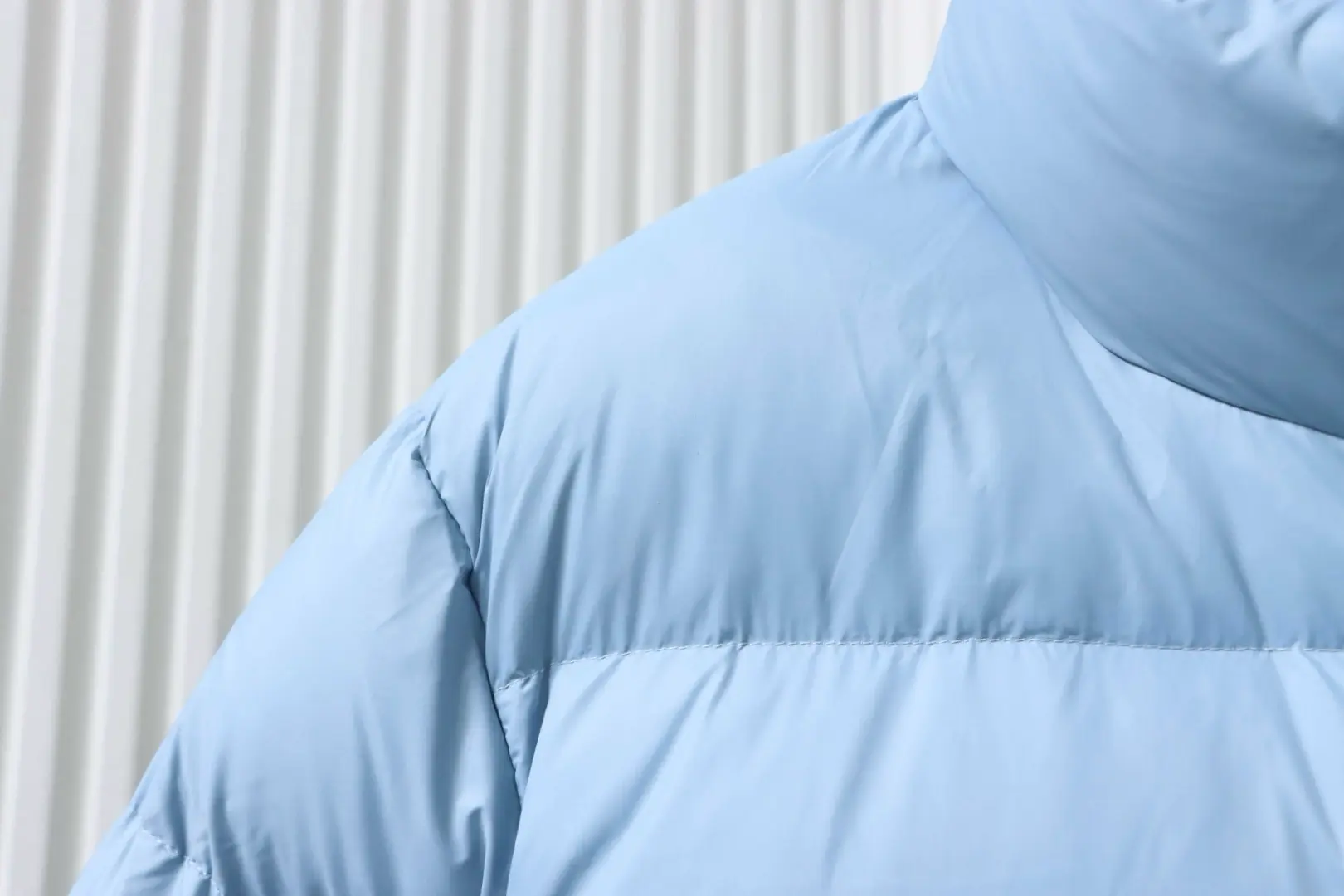 Moncler Daunenjacke mit Stehkragen und Patchwork-Details, Mikrolabel – Bild 13