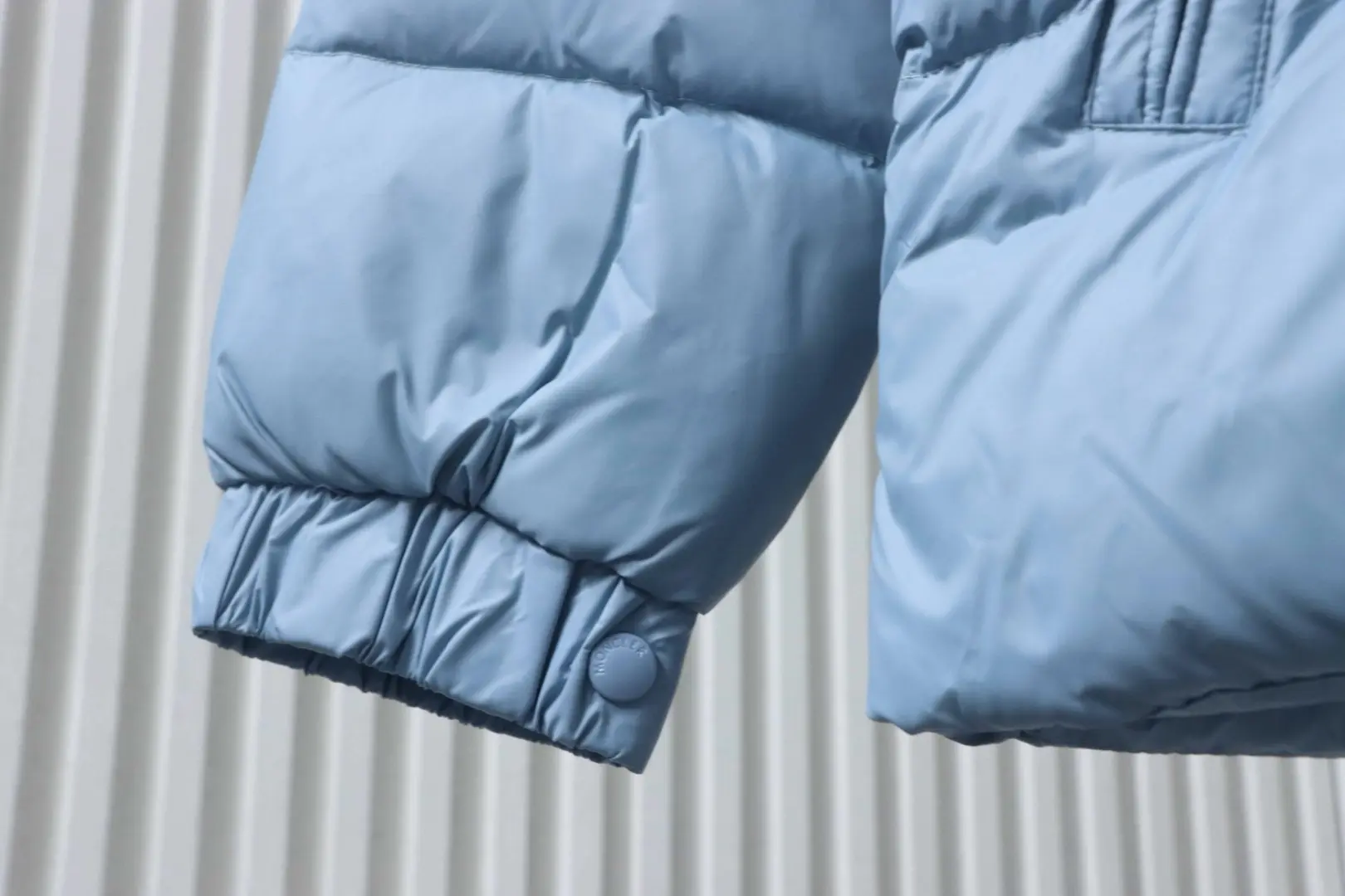 Moncler Daunenjacke mit Stehkragen und Patchwork-Details, Mikrolabel – Bild 6