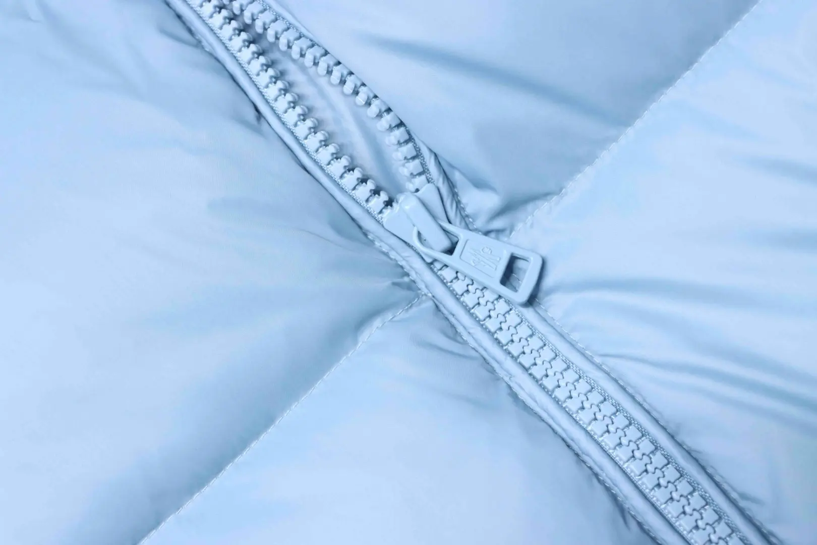 Moncler Daunenjacke mit Stehkragen und Patchwork-Details, Mikrolabel – Bild 7