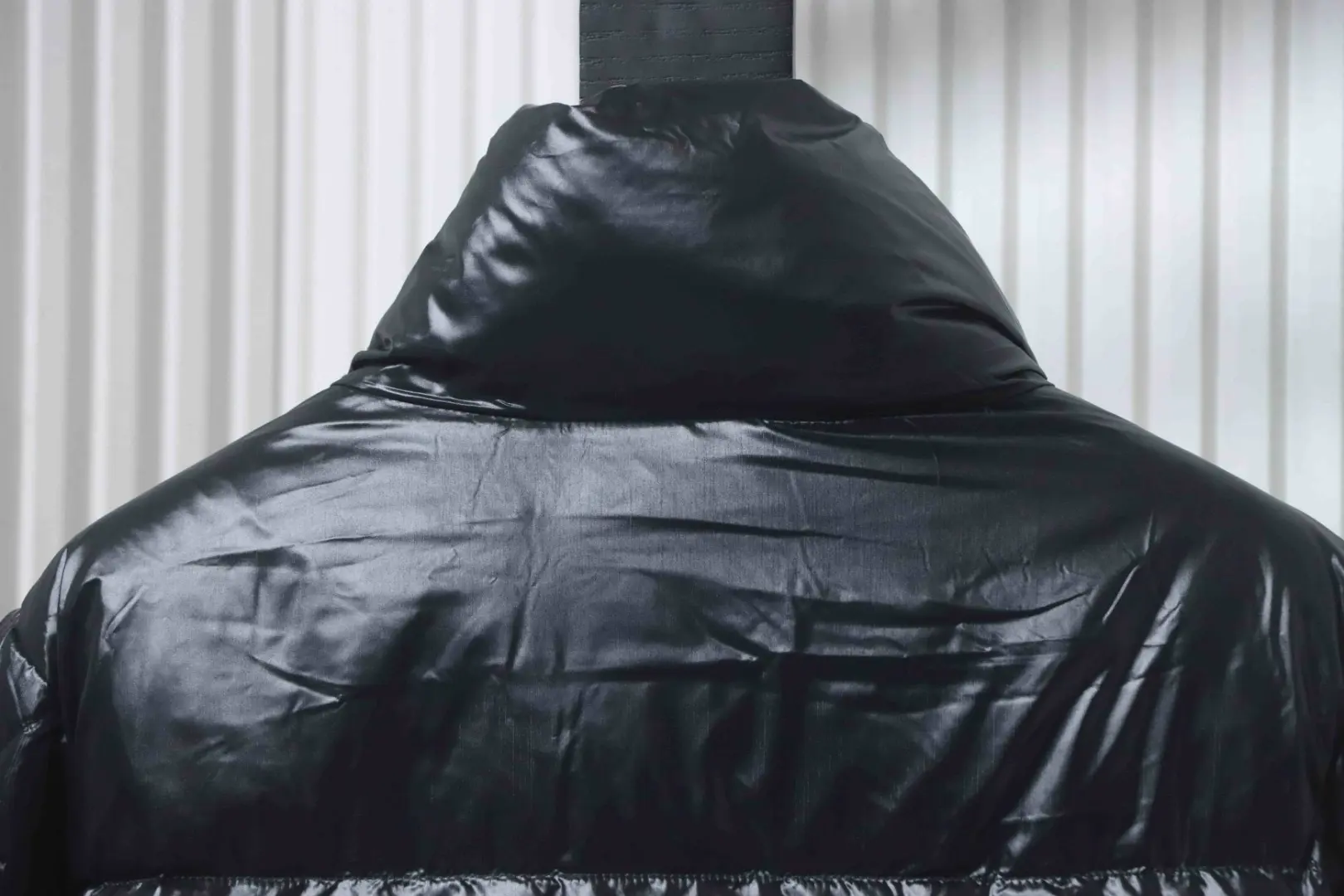 Moncler Dervox Daunenjacke mit kurzem Stehkragen – Bild 5