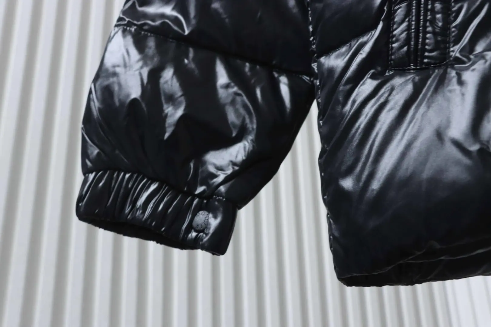 Moncler Dervox Daunenjacke mit kurzem Stehkragen – Bild 8