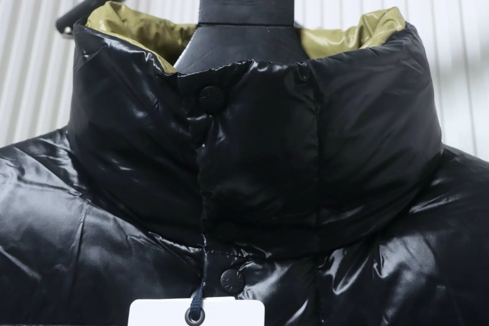 Moncler Dervox Daunenjacke mit kurzem Stehkragen – Bild 4