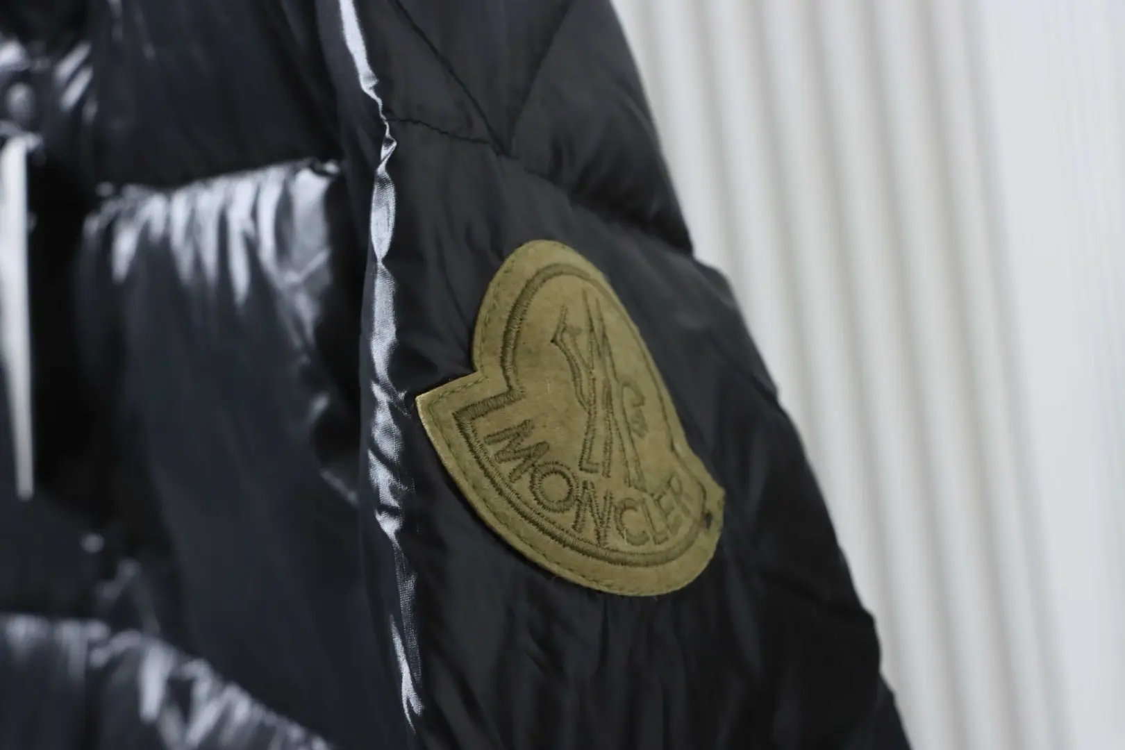 Moncler Dervox Daunenjacke mit kurzem Stehkragen – Bild 7