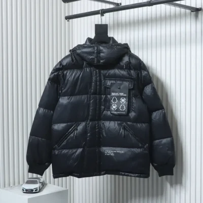 Moncler-Kollaboration mit Hiroshi Fujiwara, Daunenjacke mit Blitz-Etikett