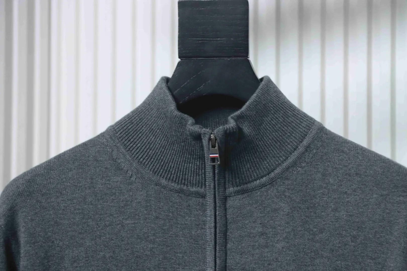 Moncler MC Strickpullover mit kleinem Logo und halbem Reißverschluss XXL – Bild 5