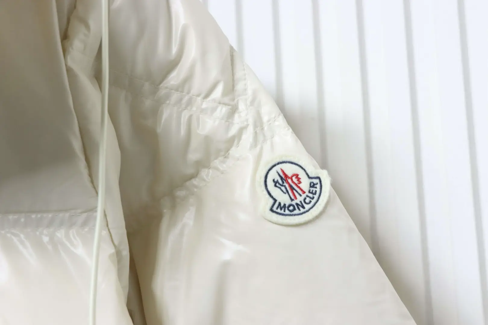 Moncler Serfanto Damen-Kurzdaunenjacke mit Kapuze – Bild 9