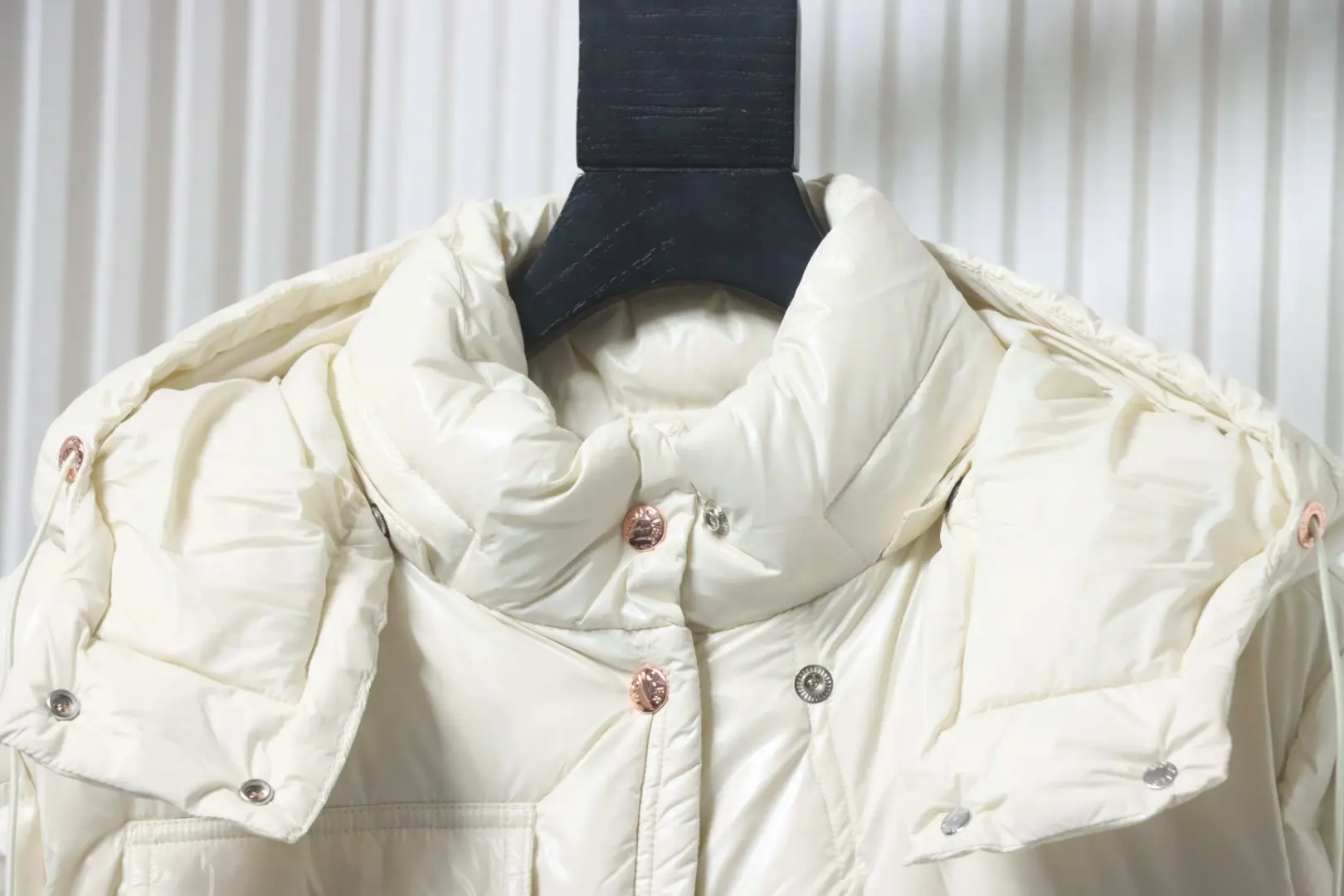 Moncler Serfanto Damen-Kurzdaunenjacke mit Kapuze – Bild 3