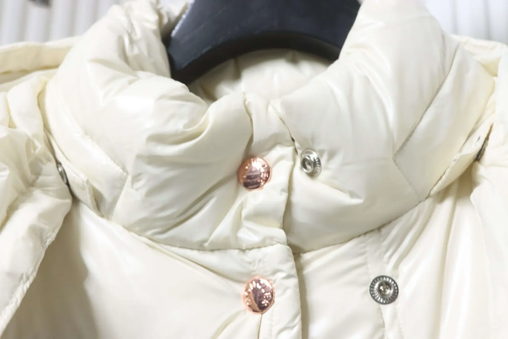 Moncler Serfanto Damen-Kurzdaunenjacke mit Kapuze – Bild 7