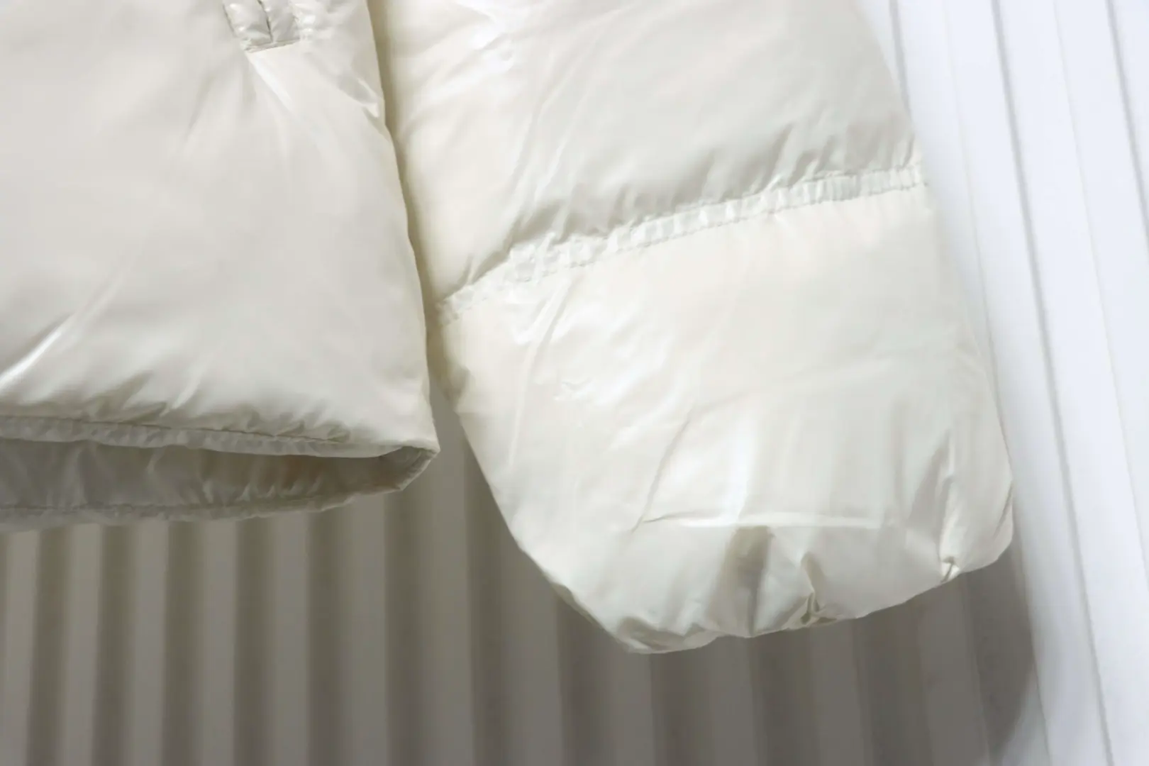 Moncler Serfanto Damen-Kurzdaunenjacke mit Kapuze – Bild 5