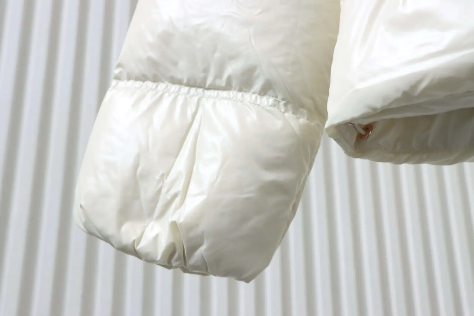 Moncler Serfanto Damen-Kurzdaunenjacke mit Kapuze – Bild 6