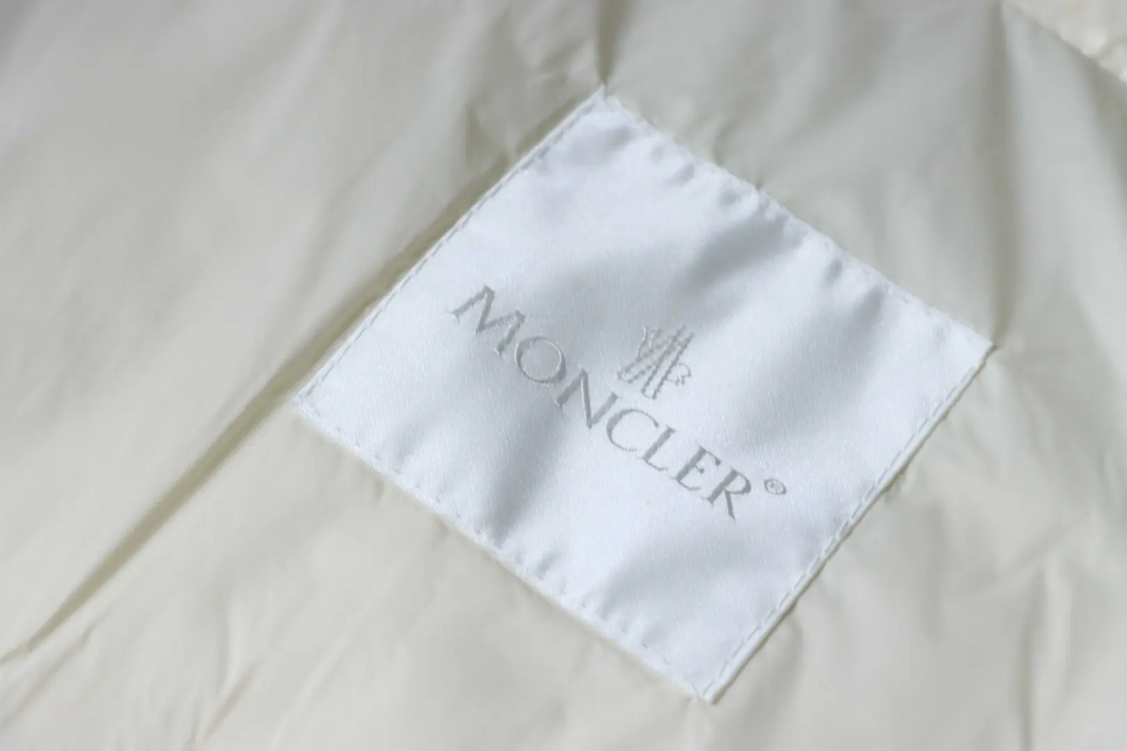 Moncler Serfanto Damen-Kurzdaunenjacke mit Kapuze – Bild 11