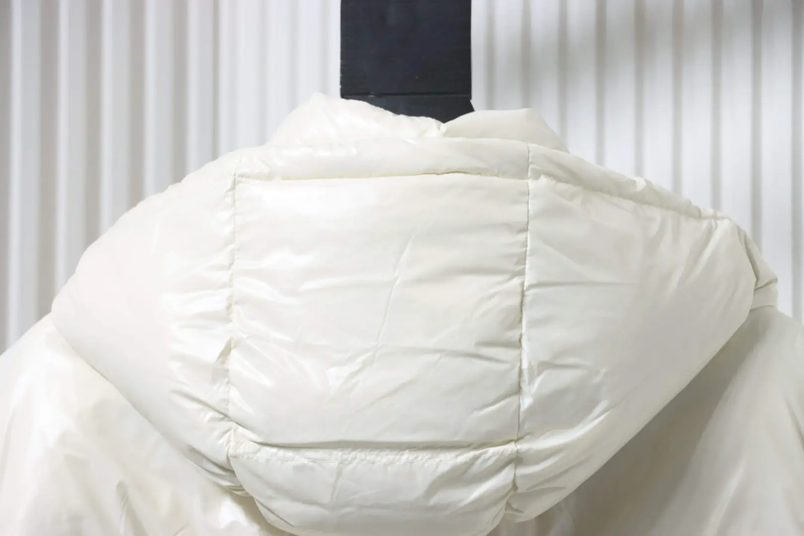 Moncler Serfanto Damen-Kurzdaunenjacke mit Kapuze – Bild 4