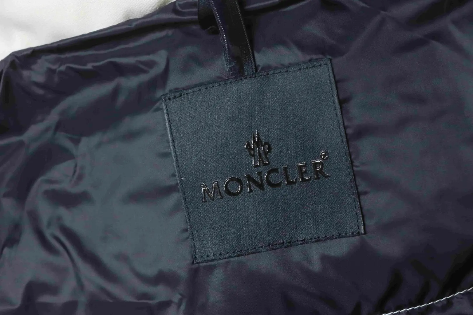 Moncler Silikon-Patch-Daunenweste – Bild 10