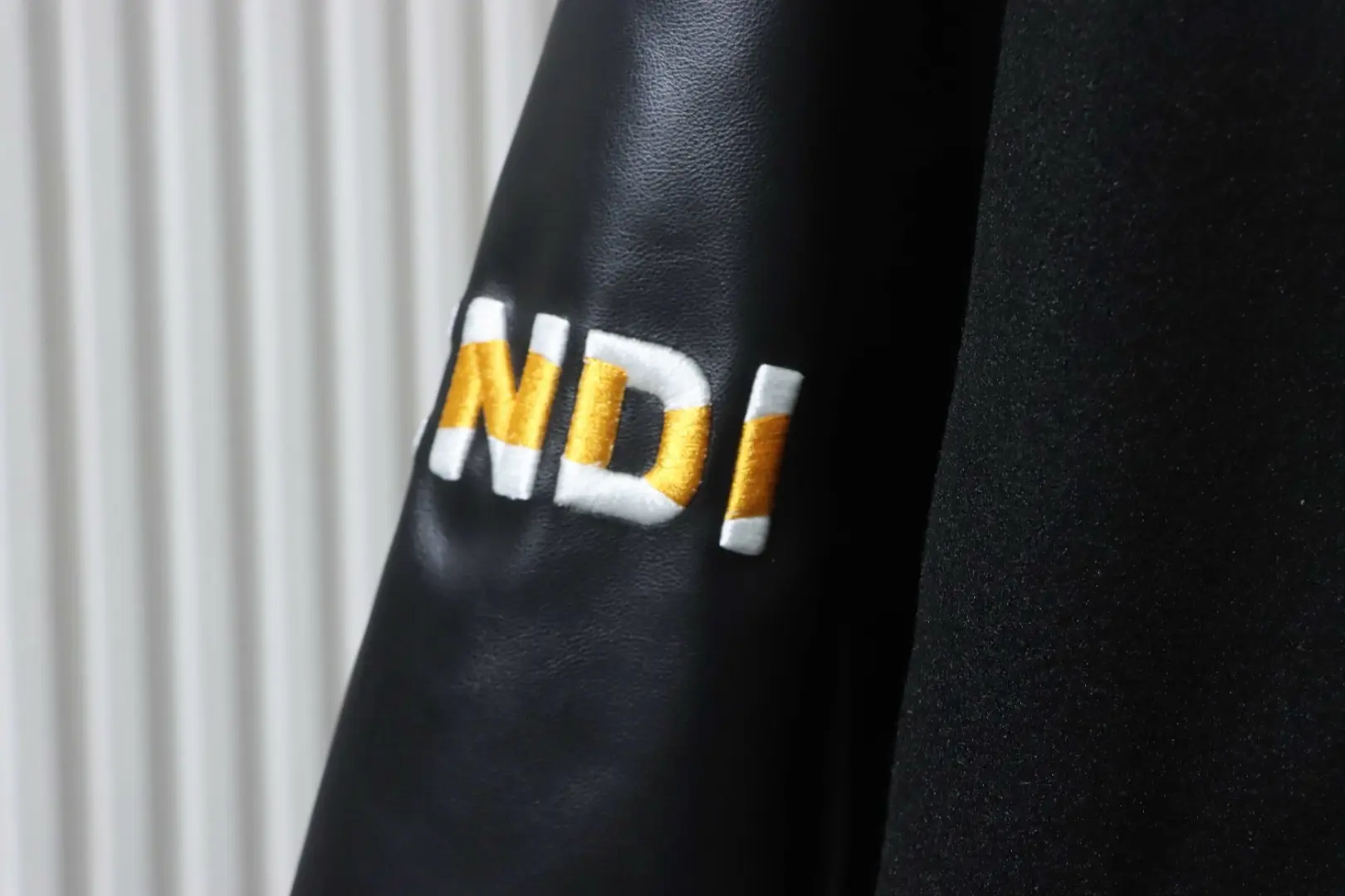 Monsteraugen-Baseballjacke – Bild 7