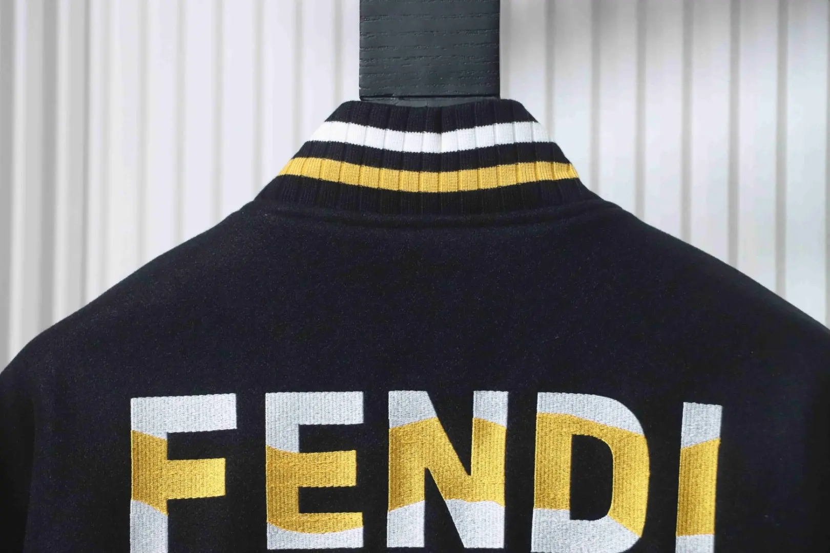 Monsteraugen-Baseballjacke – Bild 4