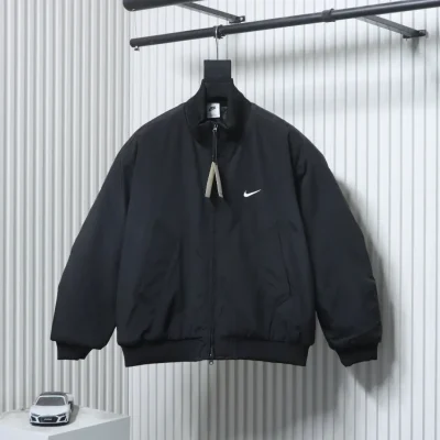 Nike Daunenjacke mit kleinem Logo