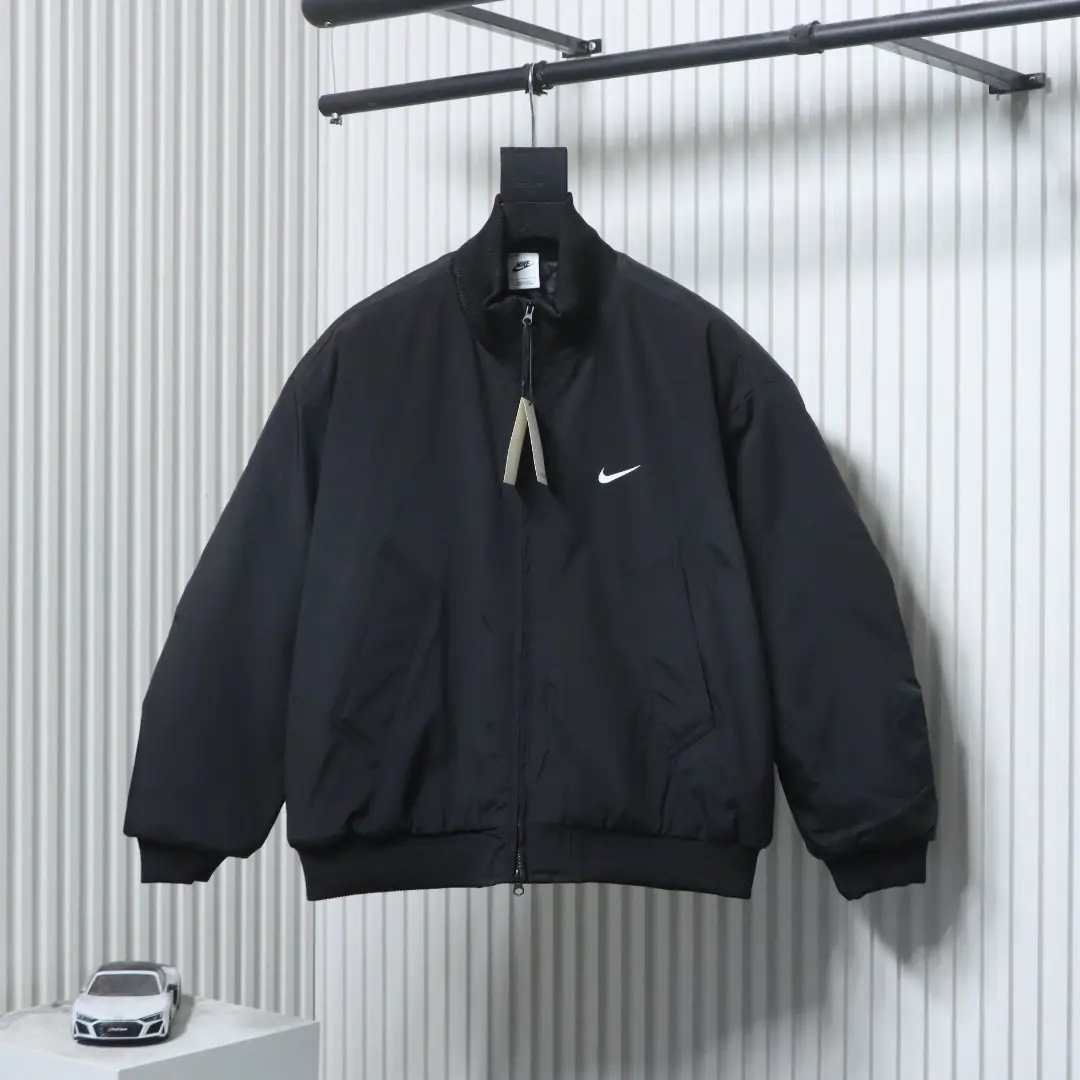 Nike Daunenjacke mit kleinem Logo