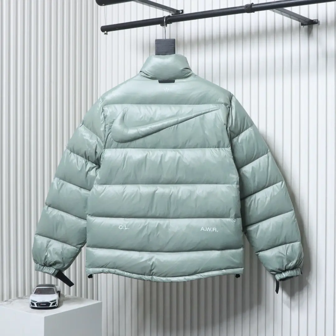 Nike x Drake Nocta Stehkragen-Daunenjacke – Bild 12