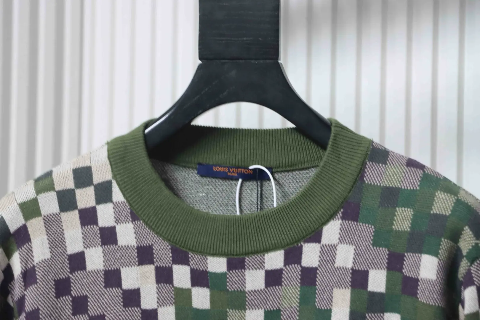 Pullover mit Mosaikmuster und Rundhalsausschnitt und Rückennieten – Bild 5